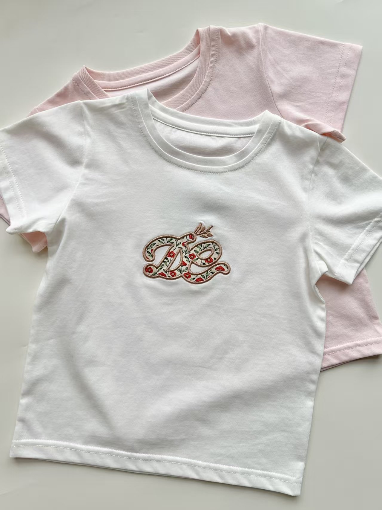 Logo embroidered short-sleeve shirt (white and pink)